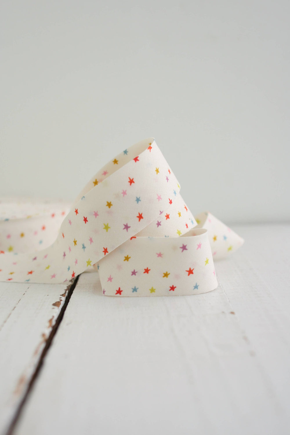 2.5" Bias Quilt Binding – Mini Starry Multi Ruby Star | Prepacked 8 yards