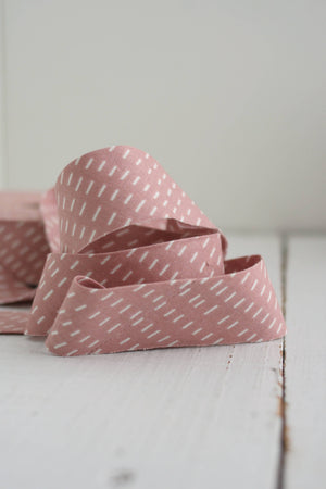 2.5" Bias Quilt Binding –  Cottage Rose Pink Dashes | Ready-Made Cotton Binding