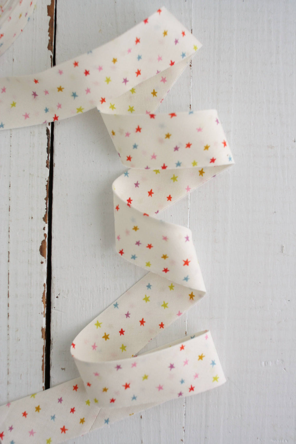 2.5" Bias Quilt Binding – Mini Starry Multi Ruby Star | Prepacked 8 yards