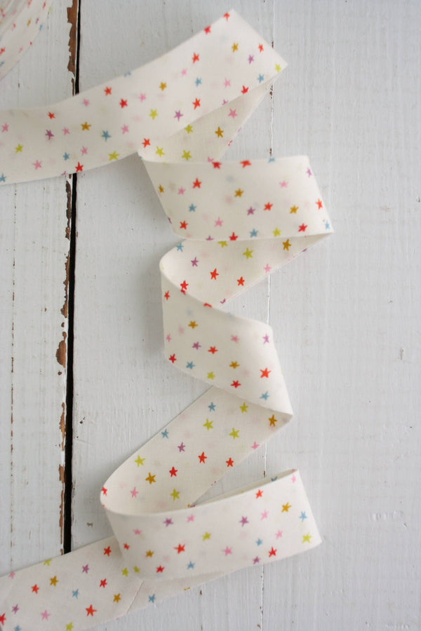 2.5" Bias Quilt Binding – Mini Starry Multi Ruby Star | Prepacked 8 yards